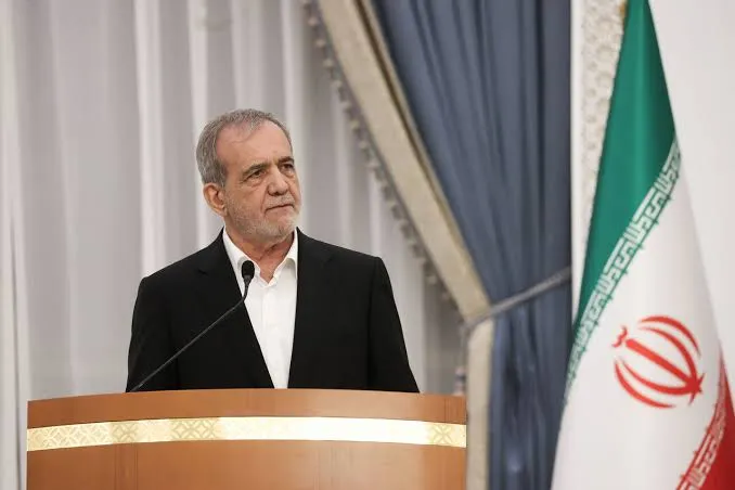 پزشکیان: اگر بندهای تفاهمنامه را با دقت نگاه کنید، حتی یک بند پیدا نمیکنید که در آنجا ما چیزی را واگذار کرده باشیم؛ این موضوعی نیست که بتوان به سادگی از کنار آن گذشت / گاهی برخی اظهارنظرها مطرح میشود که وقتی انسان آنها را بررسی میکند، تنها نگرانیاش این است که مبادا چنین برداشتهایی برای کشور مشکل ایجاد کند