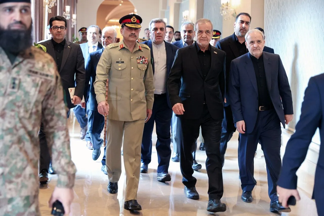 خبرنگار الجزیره: فرمانده ارتش پاکستان در یکی دو روز آینده به ایران سفر میکند / هدف از این سفر، فعالسازی مجدد میانجیگری میان آمریکا و ایران است