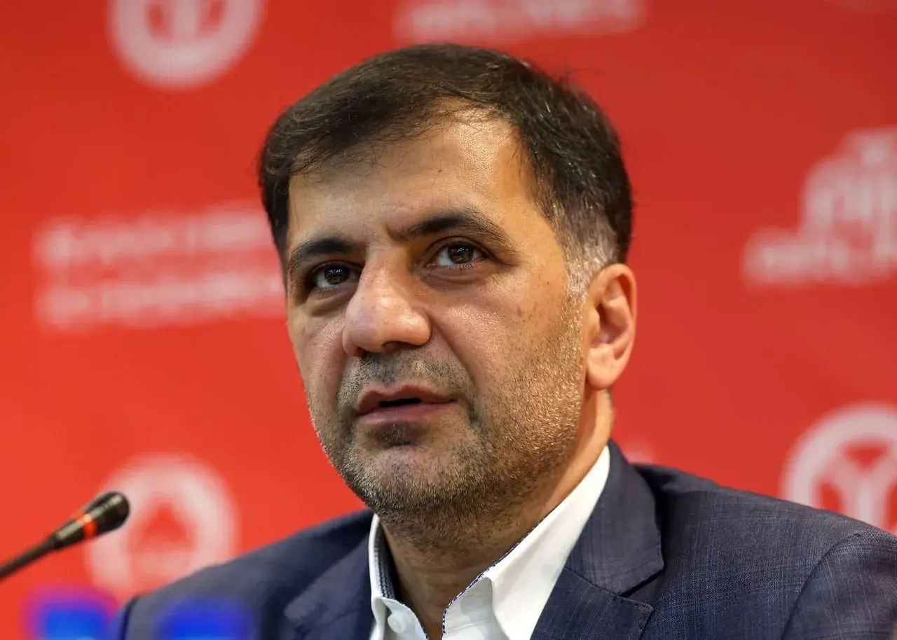 این حواشی هیچ تاثیری روی علیرضا نخواهد داشت/ کریمی: کسی به دلار کار ندارد، فقط بیرانوند!