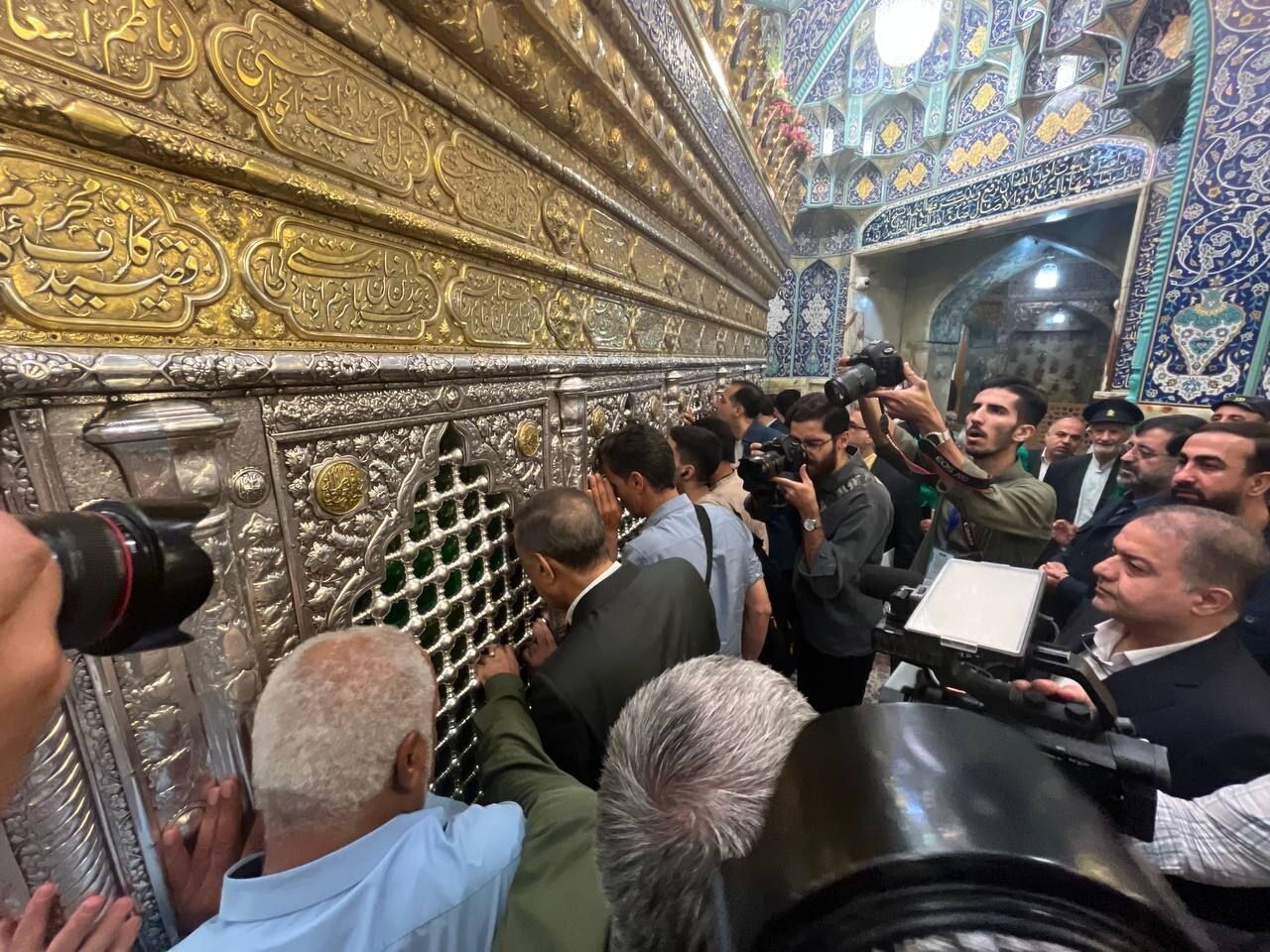 معاون اجرایی رئیسجمهور به زیارت حرم حضرت معصومه(س) رفت