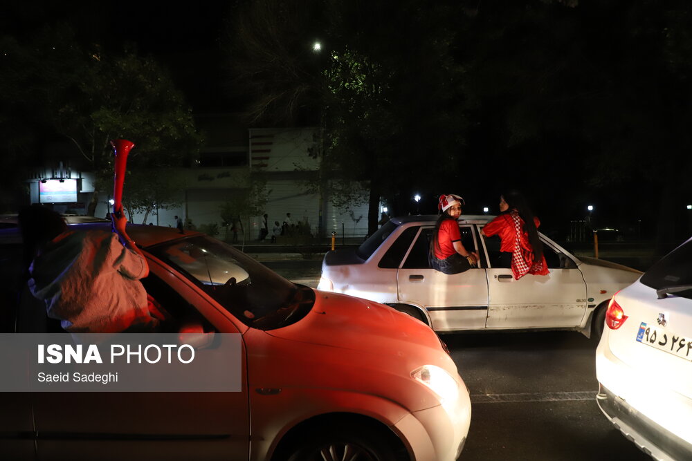 شادی خیابانی هواداران تراکتور بعد از شکست پرسپولیس