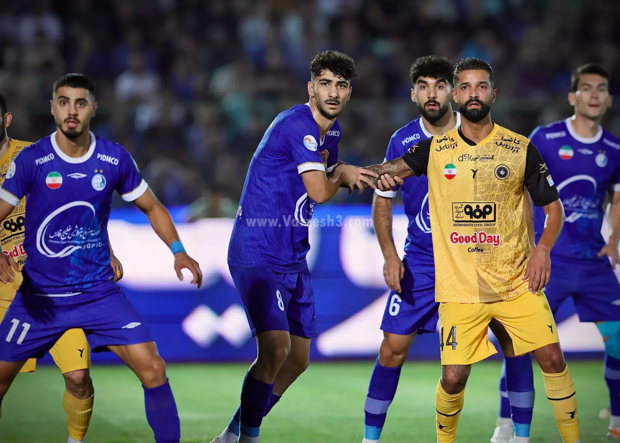 لوزی آهنی استقلال، بدون یک ترک