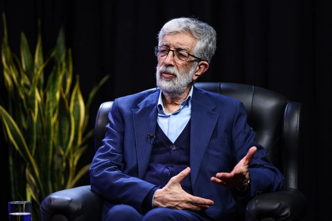 حداد عادل: یک عده در میادین یک نوشته می‌نویسند و سعی می‌کنند جلوی دوربین بگیرند که مذاکره خیانت است / [رهبری] می‌گویند این غلط است؛ این دوگانه موهوم است / حرف [رهبری] این است که هم مذاکره در جای خودش لازم است و هم برای جنگ آماده باشیم