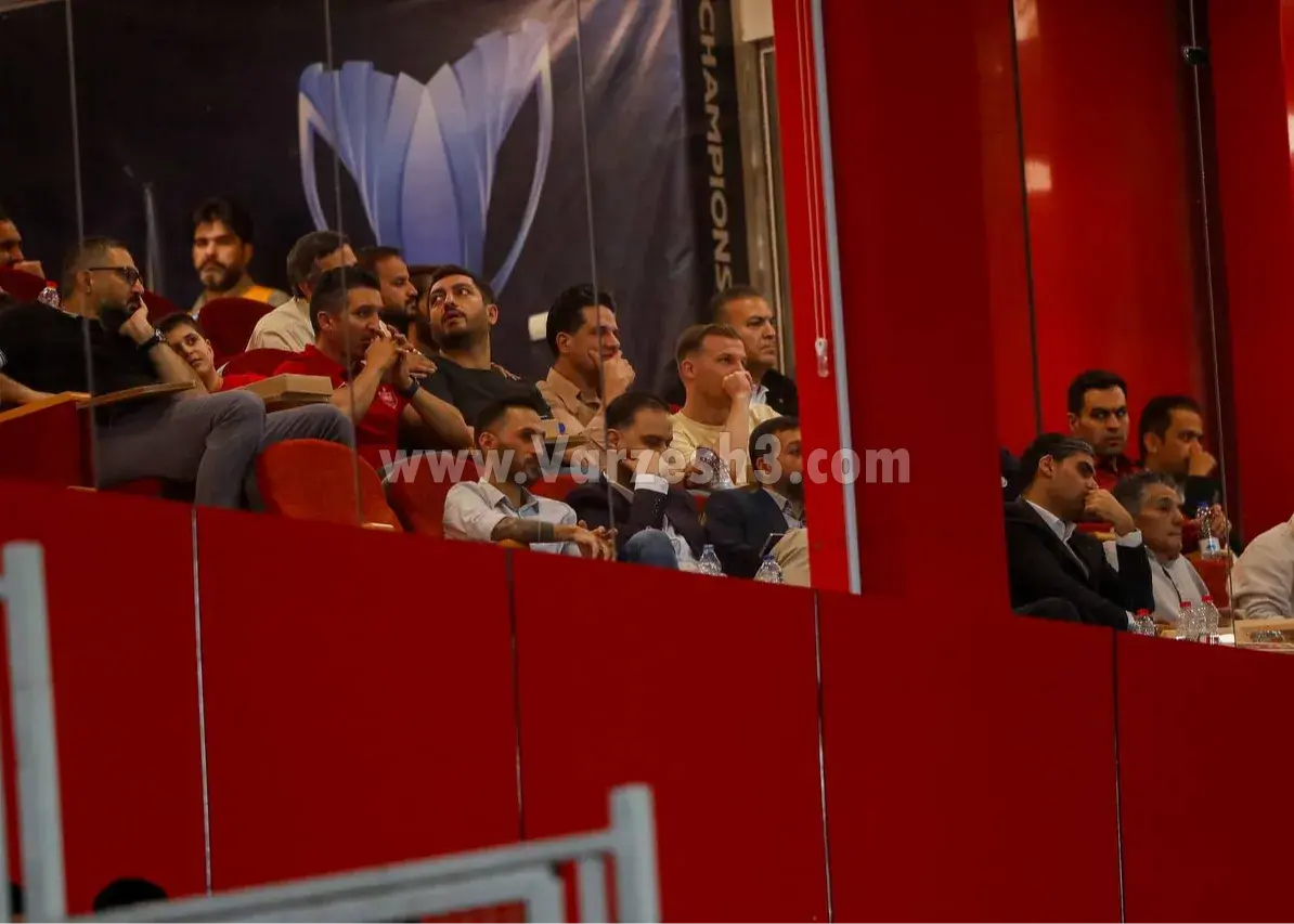 هیاهوی جایگاه ویژه با ورود محبوب پرسپولیسیها؛/ گرا تشویق پیام صادقیان را به خودش گرفت!(عکس)