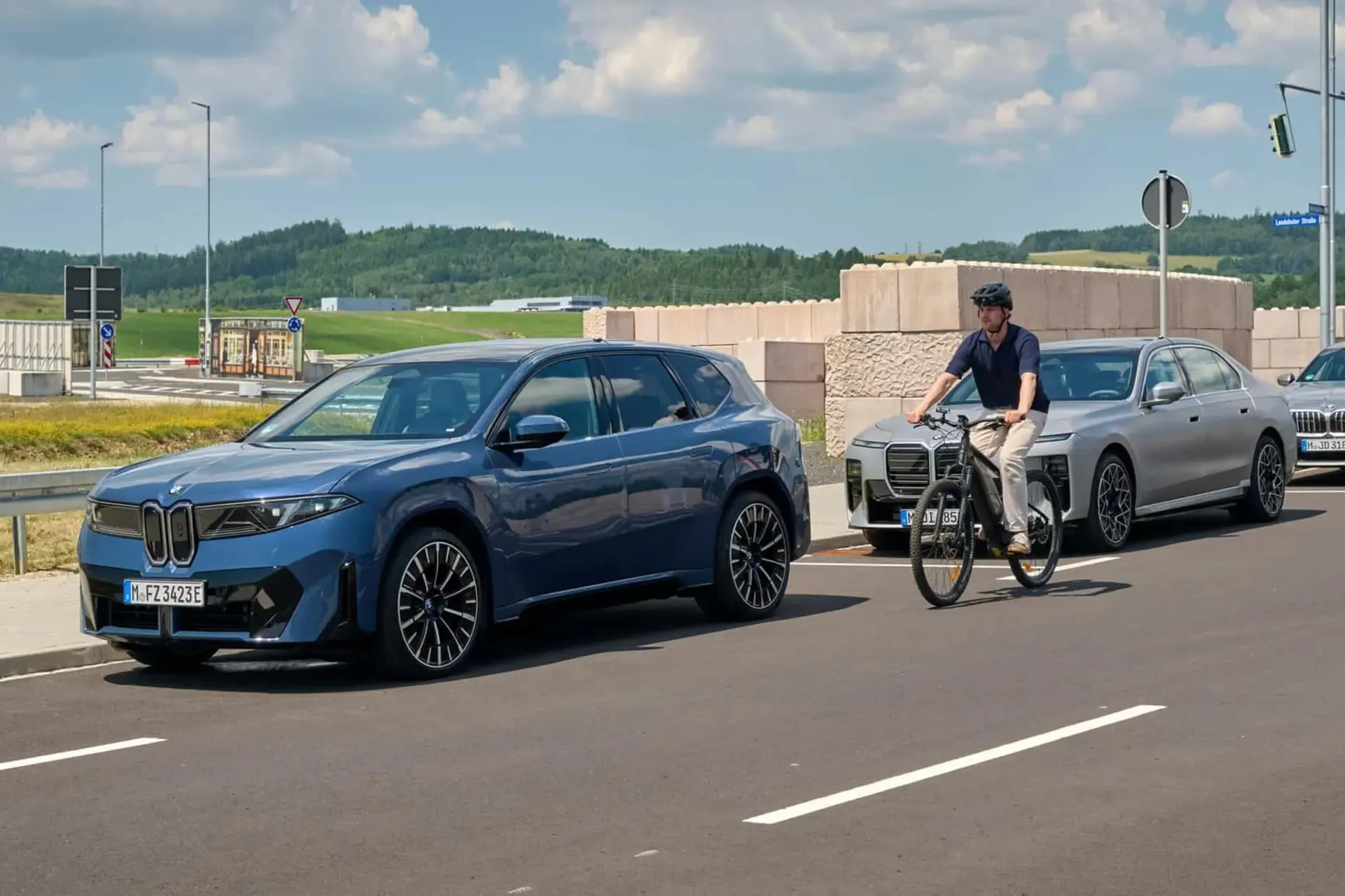 خودرو جدید BMW راهکاری هوشمند برای جلوگیری از تصادف با دوچرخهسواران دارد