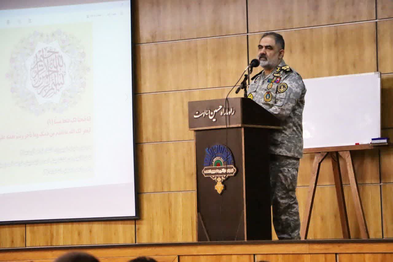 دریادار ایرانی: نیروی دریایی مأموریت خود را با قدرت ادامه می‌دهد
