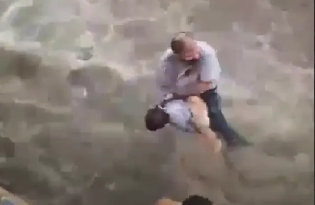 ببینید / لحظه نجات یک کودک از سیل البداوی طرابلس