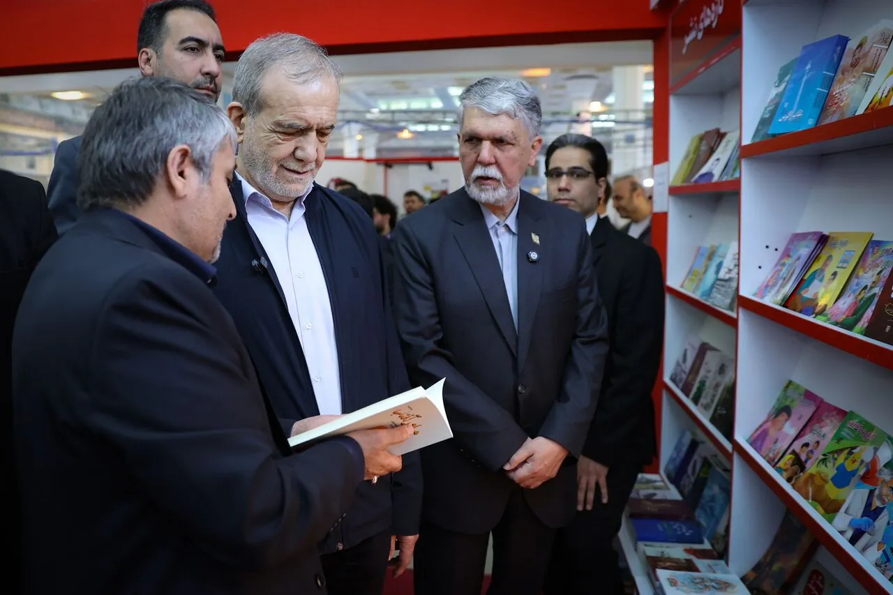 ببینید: ۵ نکته درمورد کتابی که پزشکیان در تلویزیون به آن اشاره کرد؛ «فرا جامعه»