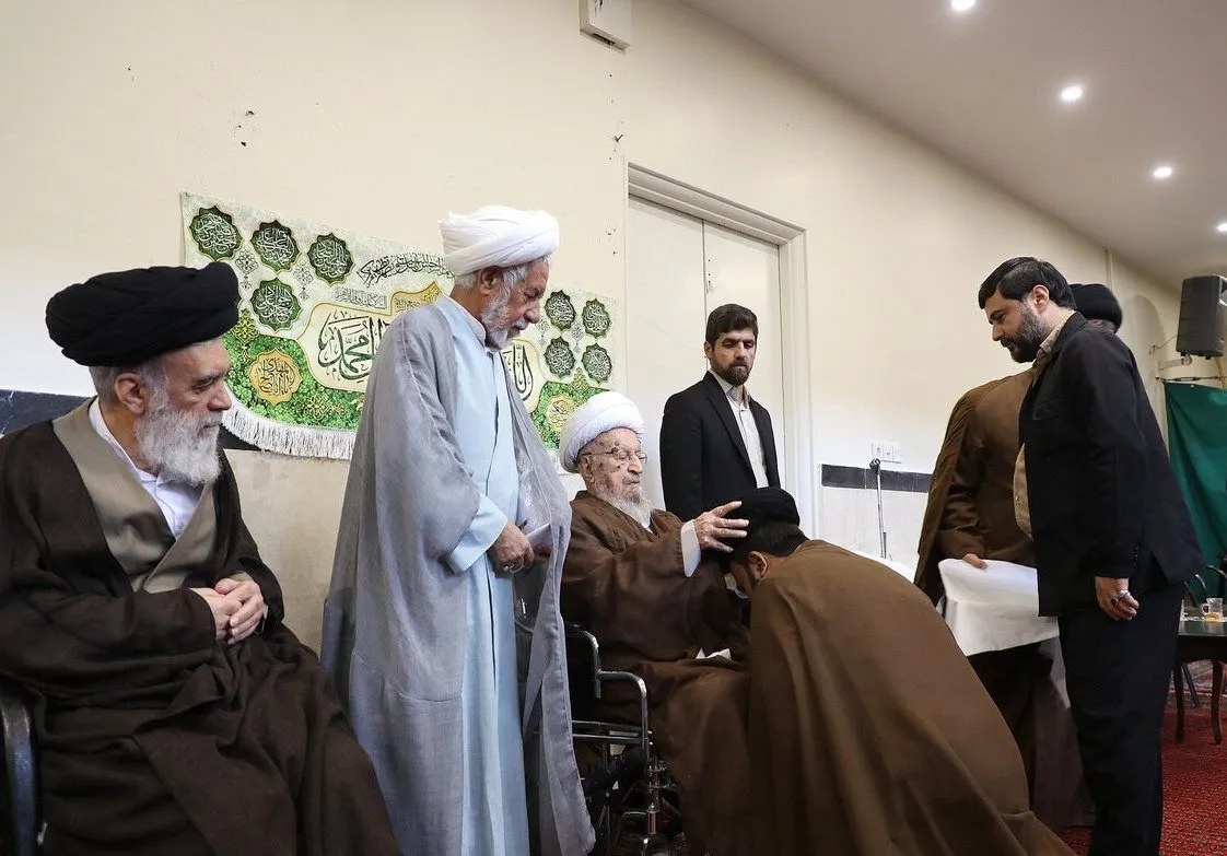 مراسم عمامه‌گذاری طلاب در قم با حضور آیت الله مکارم شیرازی