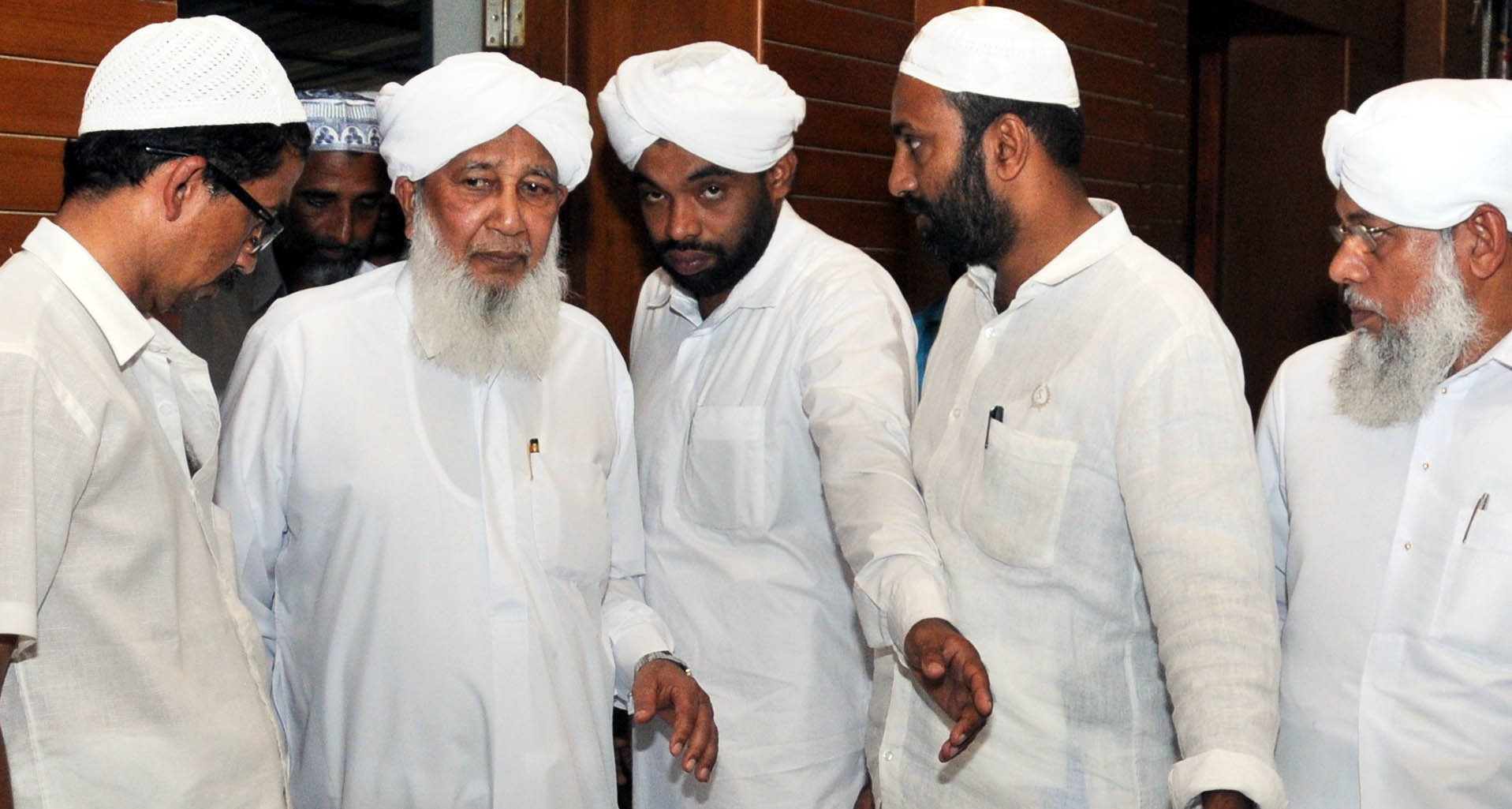 IUML اظهارات کانتاپورام در مورد زنان را توجیه می کند. CPI(M) Leader Questions stand