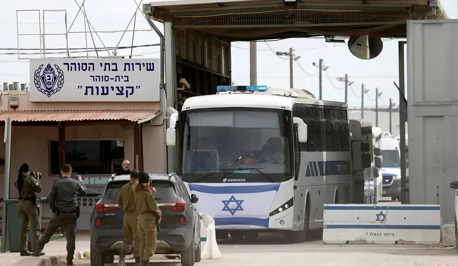 12 زندانبان اسرائیلی به قتل یک زندانی امنیتی فلسطینی متهم شدند