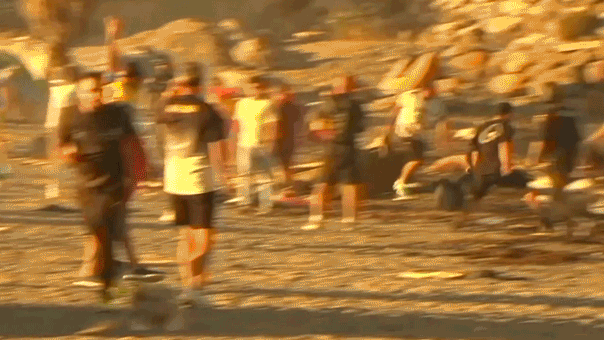 مردم محلی پناهگاه‌های مهاجران را به آتش می‌کشند، زیرا نخست‌وزیر اسپانیا آن‌سوی مرز را مقصر می‌داند