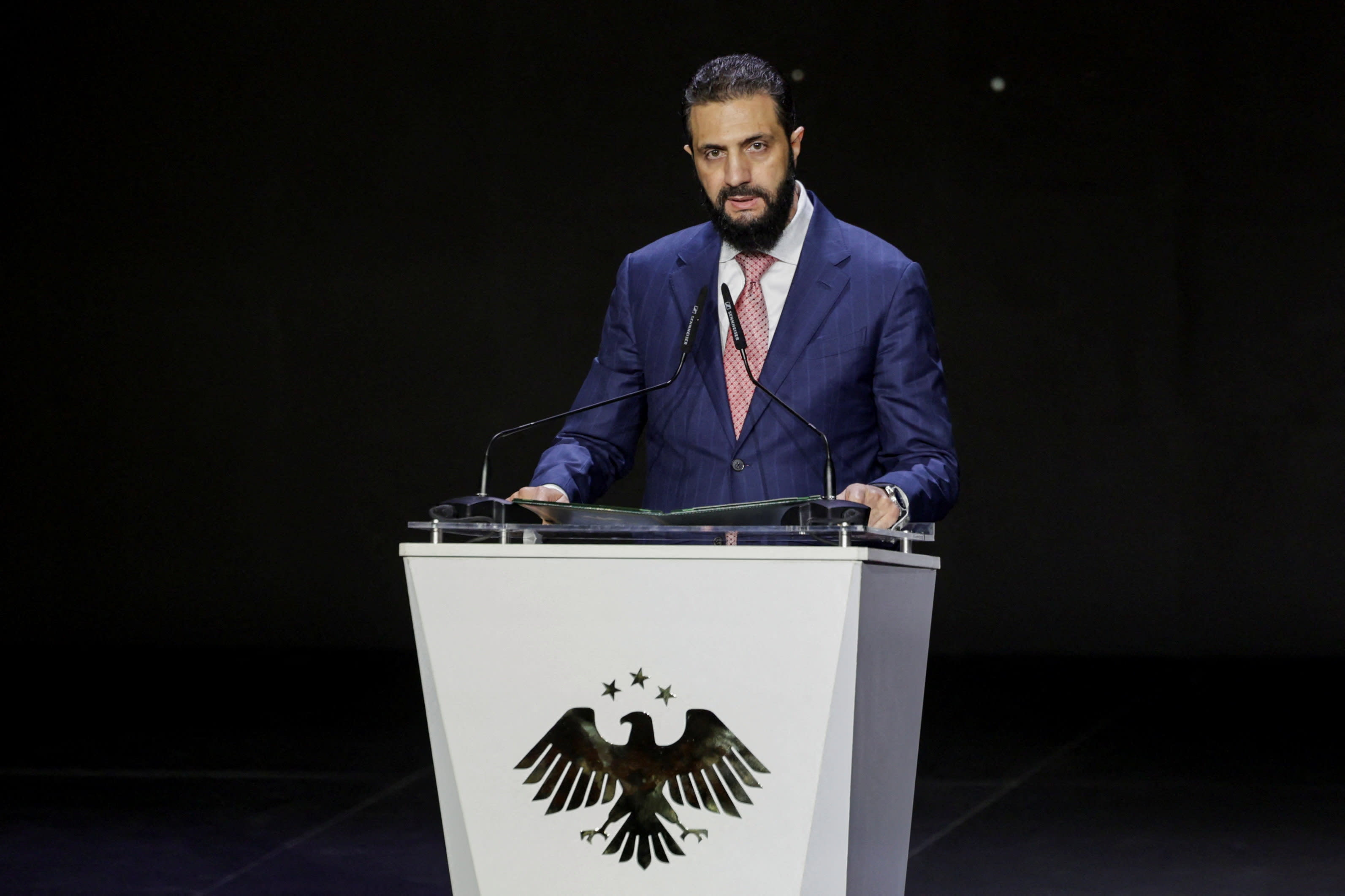 یک مقام دفاعی هشدار داد که اسرائیل می ترسد شرعا در سوریه دوباره مسلح شود و در عین حال مشروعیت جهانی را جلب کند