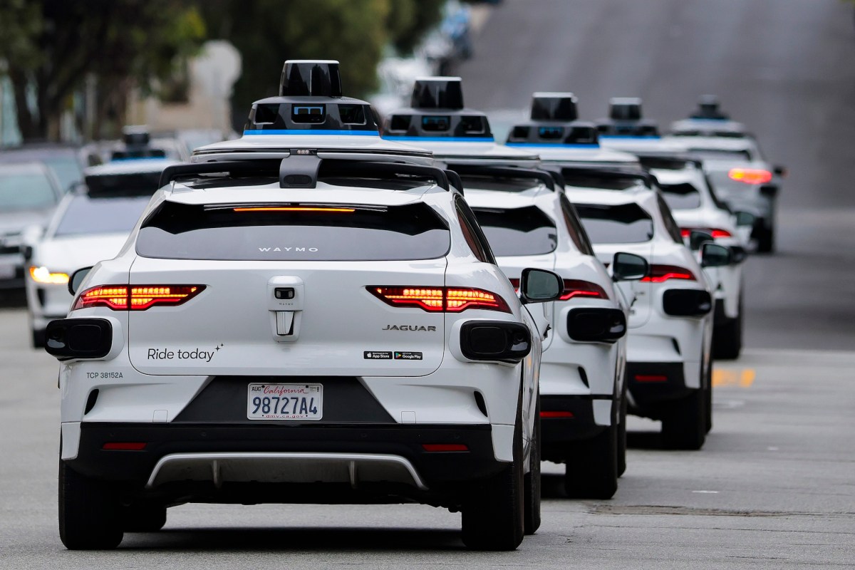 Waymo قبل از راه‌اندازی Cybercab تسلا به حمله می‌پردازد