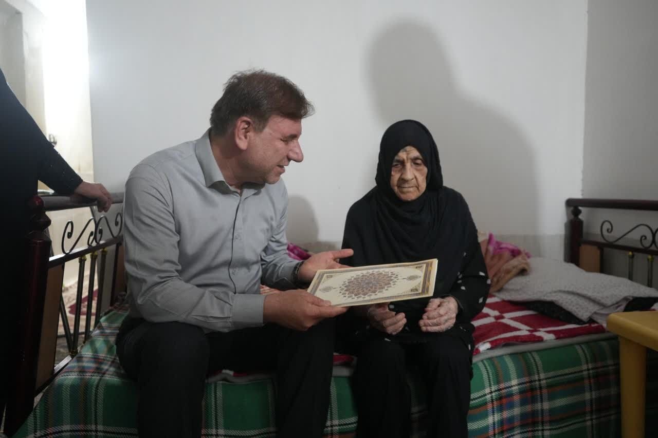 استاندار بوشهر با خانواده شهید حسنپور در کنگان دیدار کرد