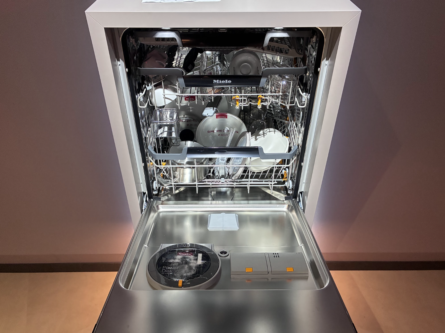 Miele دوربینی را در ماشین ظرفشویی جدید خود قرار داد. در اینجا چرا