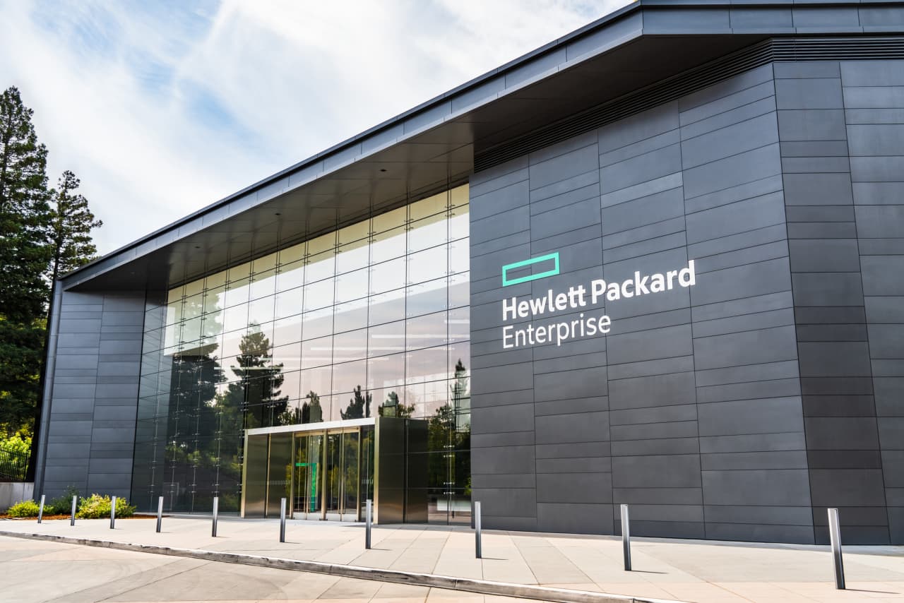 HPE راه دل را دنبال میکند و با رونق سرورهای هوش مصنوعی به سرعت درآمد بالایی دست مییابد.