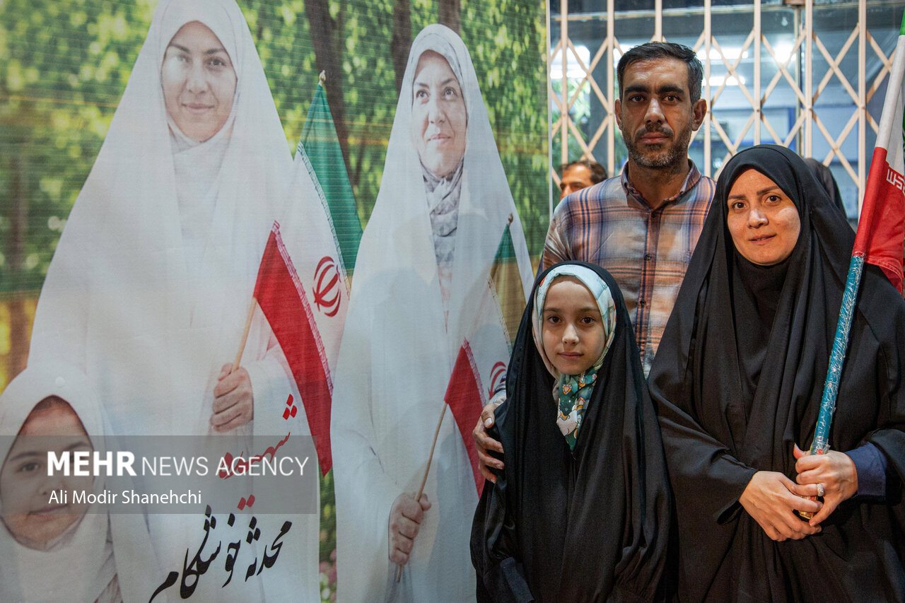 تجمع متفاوت مردم وکیلآباد مشهد برای حسنا دختری با اسکوتر صورتی