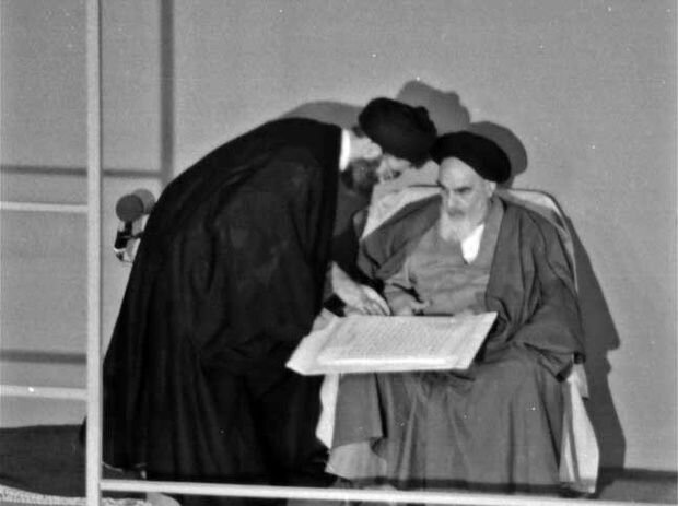 امام در حکم تنفیذ آیتالله خامنهای، چه واژههایی برای نام بردن ایشان به کار گرفتهاند؟+ متن کامل حکم
