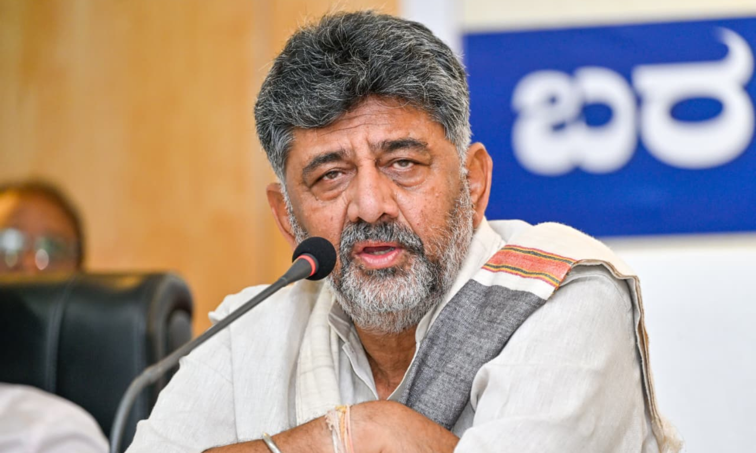 CM Shivakumar به دنبال کمک مرکز در مورد چشم پوشی از وام مزرعه، دفاع از برداشت لایحه Parks