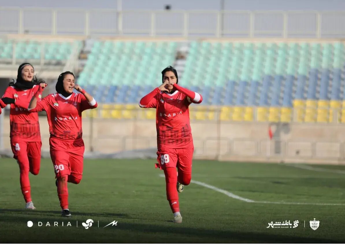 غیبت خانم گل فوتبال ایران در تمرین پرسپولیس؛ پای استقلال در میان است؟