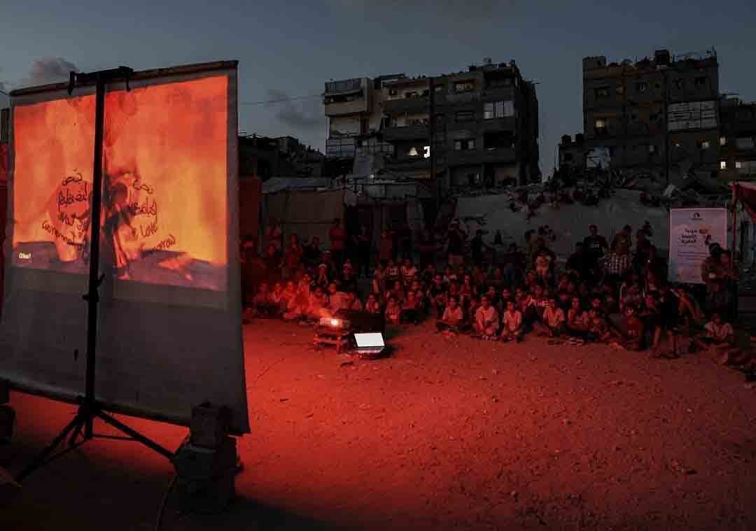 اکران فیلم برای کودکان غزه در میان ویرانه ها | تصاویر
