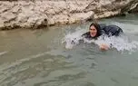 شیرجه زن بختیاری در آب برای شست‌وشوی گوسفندان