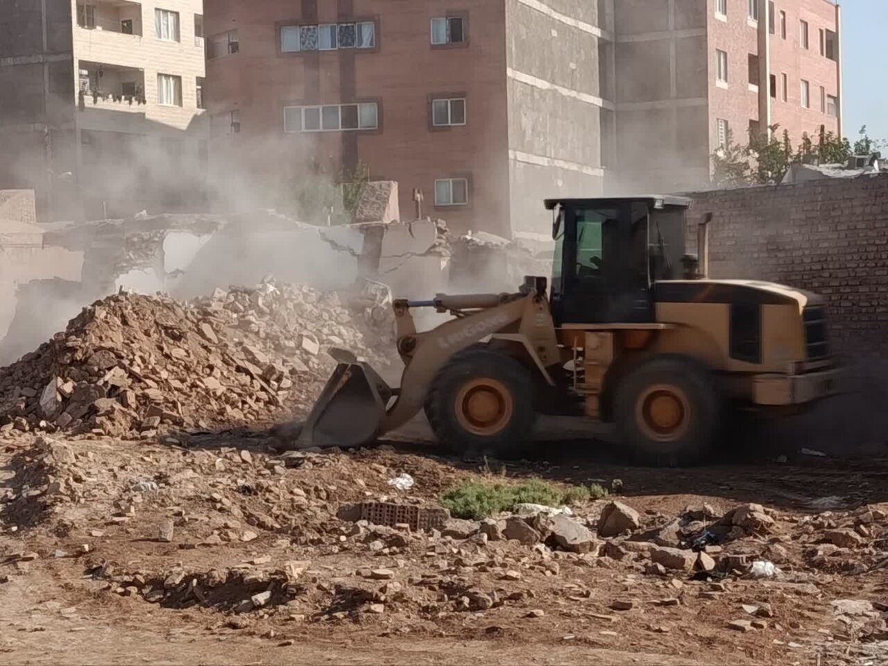 تخریب دو بنای رهاشده و خطرآفرین در بافت تاریخی کرمان برای ارتقای امنیت شهری