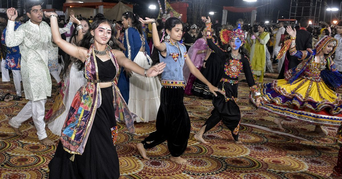 VHP مسلمانان را از گاربا، دندیا منع کرد. رهنمودهای Aadhaar، tilak را صادر می کند