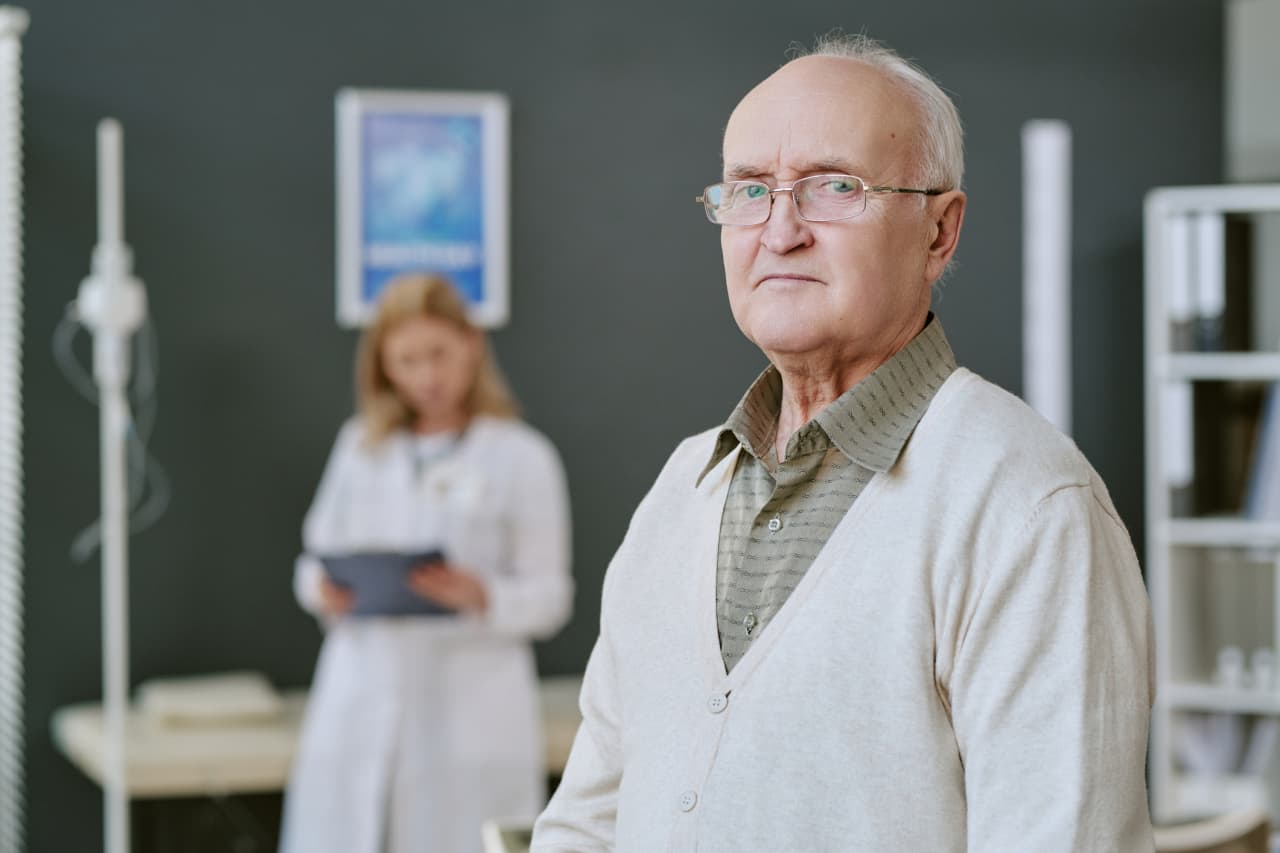 بیماران Medicare Advantage که مبتلا به آلزایمر یا سایر بیماریهای جدی تشخیص داده میشوند، برنامههای خود را کنار میگذارند - و این میتواند برای آنها هزینه داشته باشد.