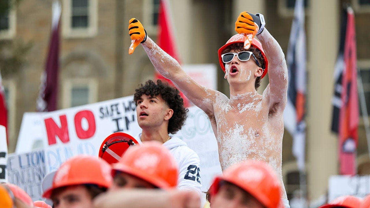 ESPN توسط طرفداران به دلیل تصمیم وحشتناک "College GameDay" پاره شد: "نمایش را خراب کرد!"
