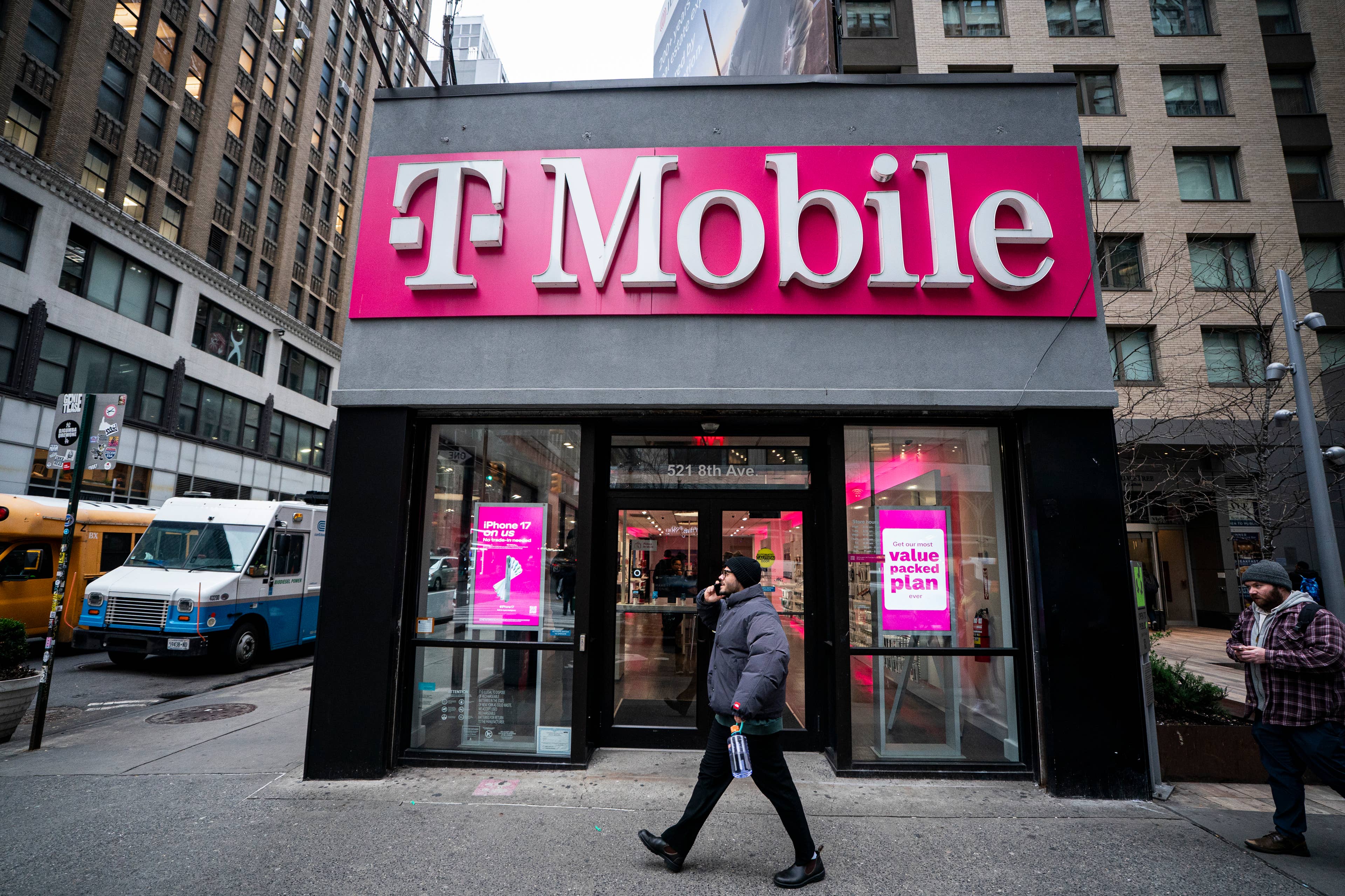 T-Mobile پس از افزایش قیمت، طرح تلفن جدید را برای مشتریان کنار گذاشت