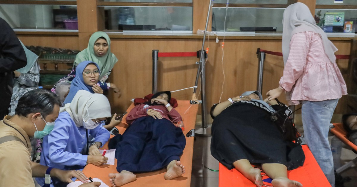 نزدیک به 2000 نفر در اثر مسمومیت غذایی مشکوک به برنامه غذای رایگان مدارس اندونزی مبتلا شدند.