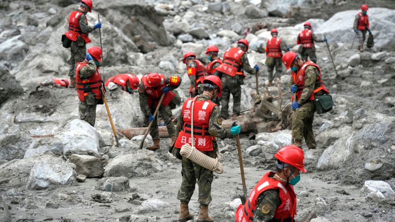 در منطقه مرزی نابود شده چین، سرنوشت صدها نفر هنوز نامعلوم است