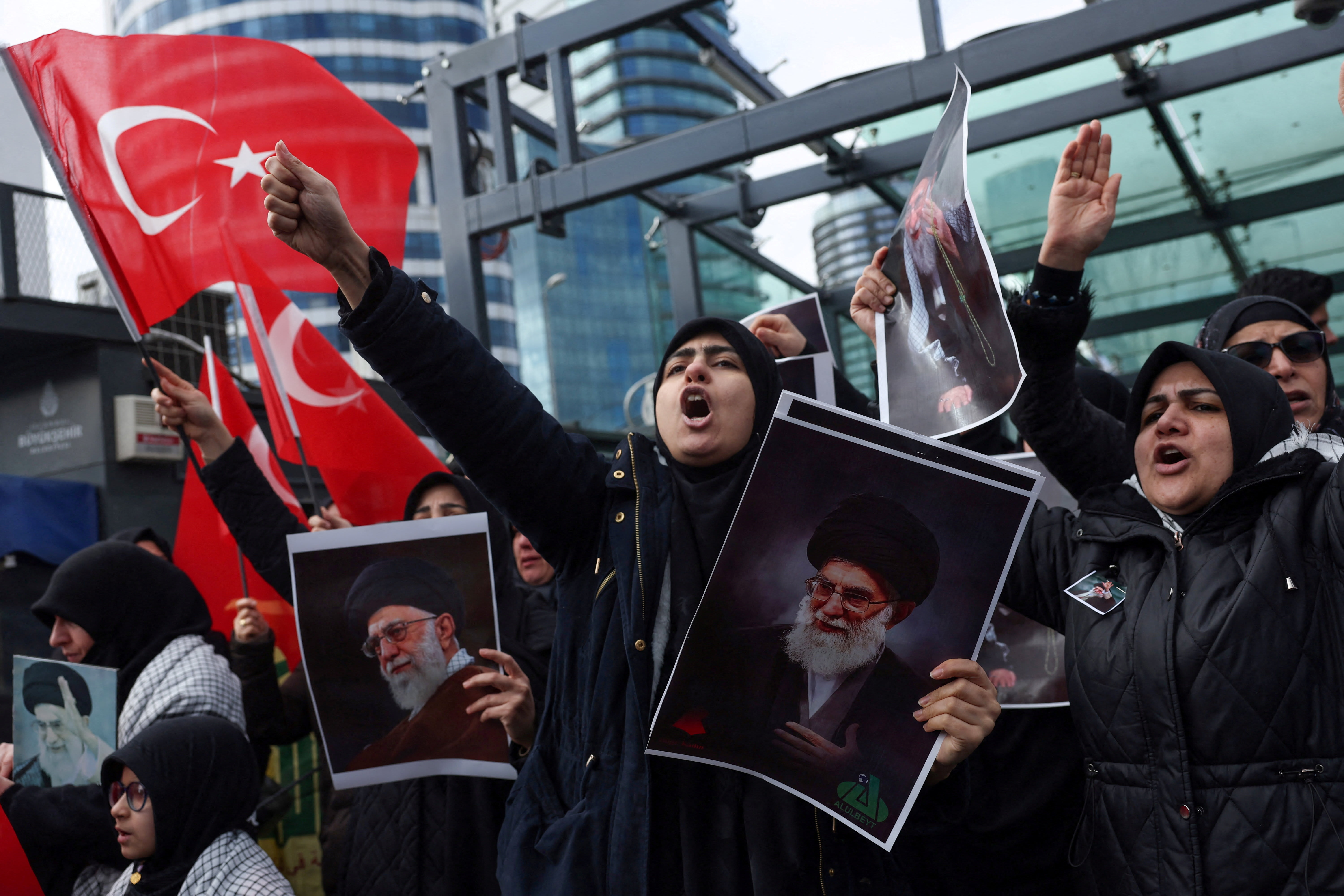 با تشدید بحران اقتصادی شدید، تظاهرات‌های کوچک در سراسر شهرهای ایران آغاز شد