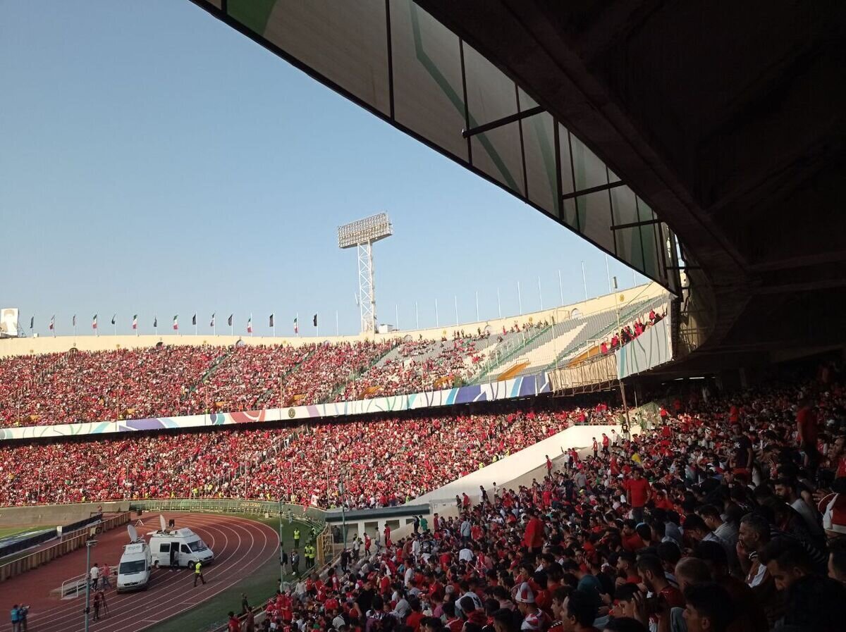 عکس| تیپ خاص هوادار پرسپولیس در ورزشگاه
