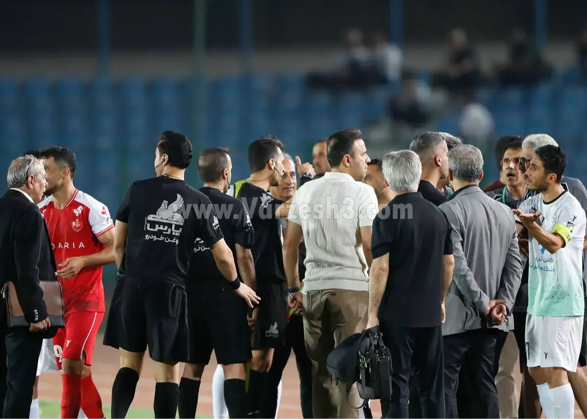 سرمربی پرسپولیس موقع اعتراض به داور رسید/ تارتار سنگصبور کاپیتان ذوبآهن(عکس)