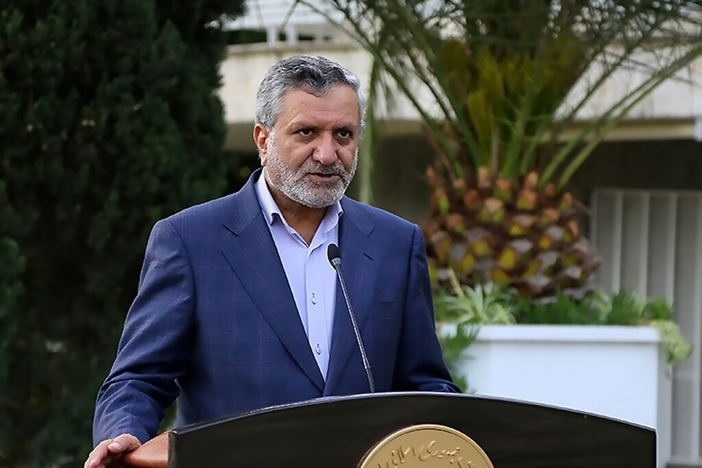 وزیر کار دولت رییسی: وقتی گفتند بالگرد فرود اضطراری کرد و جایش معلوم نیست مطمئن شدم که ایشان شهید شدهاند/ گذشت زمان زوایای پنهان را روشن می شود