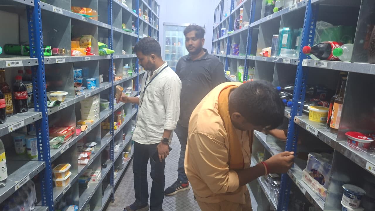 مواد غذایی تاریخ مصرف گذشته و دارای برچسب اشتباه به ارزش 1.38 کرون روپیه در بنگالورو کشف و ضبط شد.