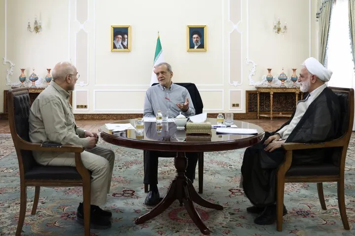 تأکید سران قوا بر تحکیم وحدت ملی و صیانت از اقتدار ایران در نشست سهقوه