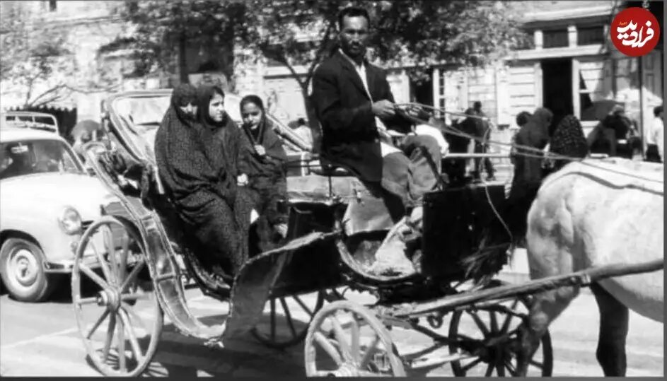 عکس/ یک مادر به همراه دو دخترش سوار بر درشکه در خیابانهای تهران؛ دهه ۳۰