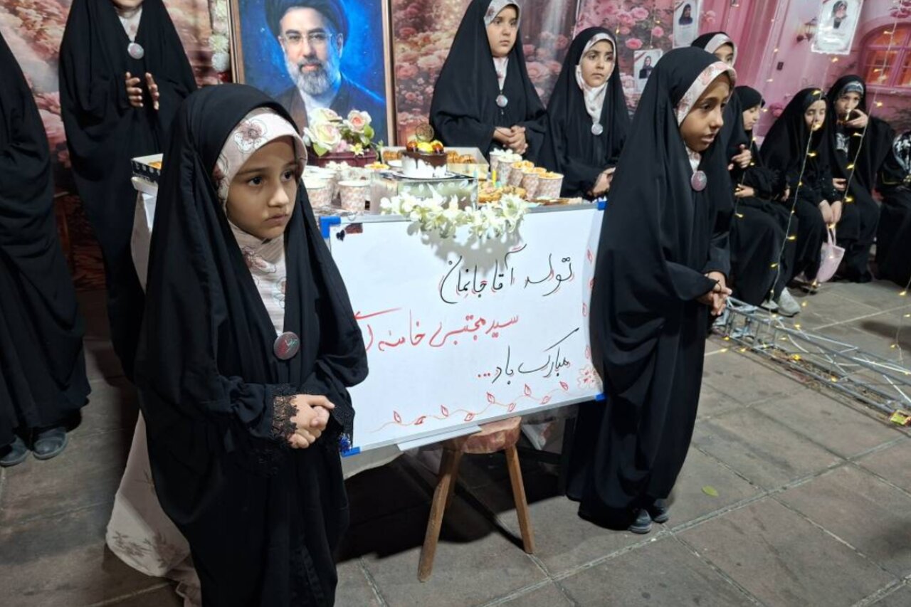 تولد رهبر انقلاب در تجمعات شبانه مشهد