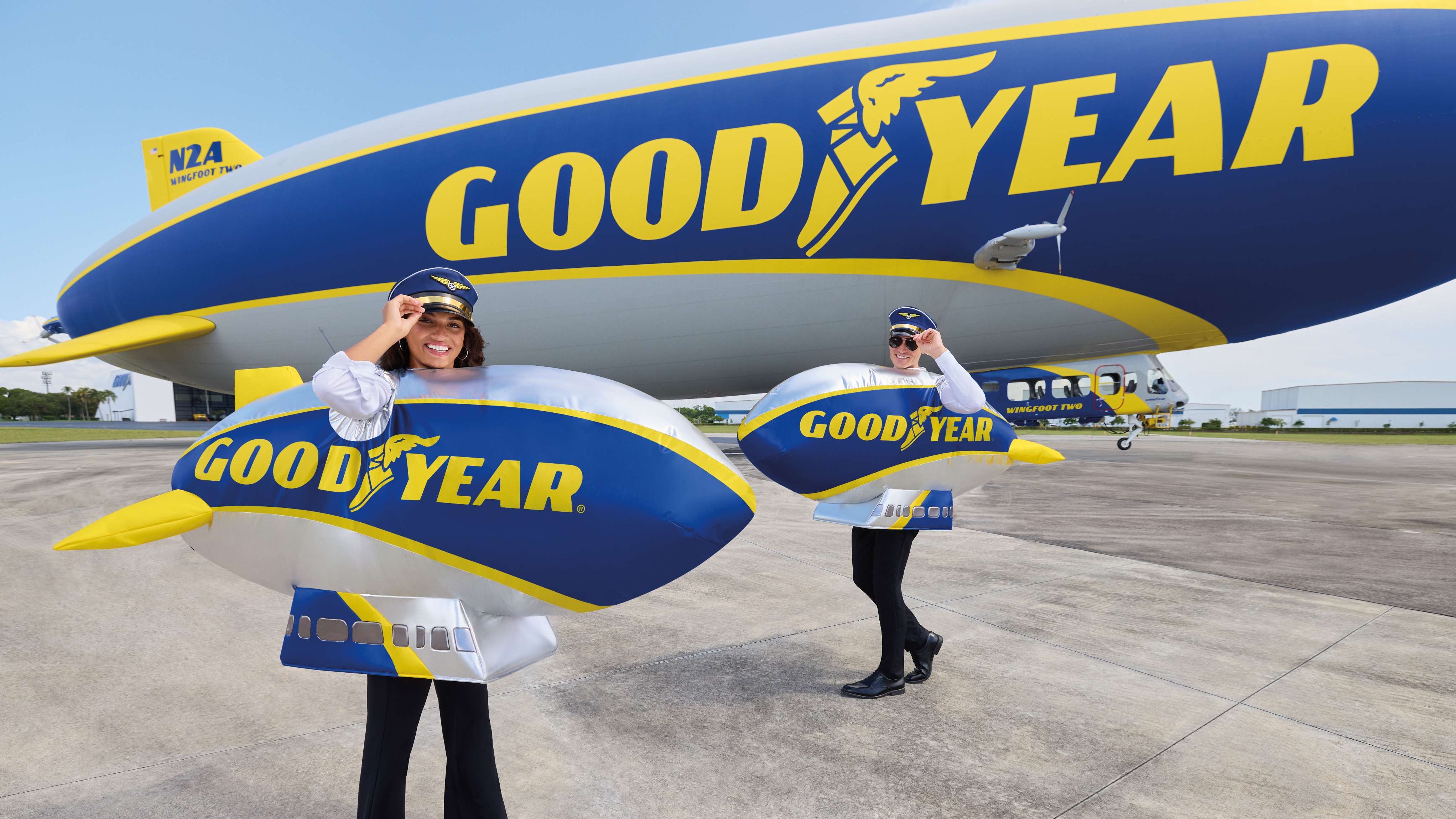 من سوار بر Goodyear Blimp برای جشن گرفتن این روحیه هالووین تیم