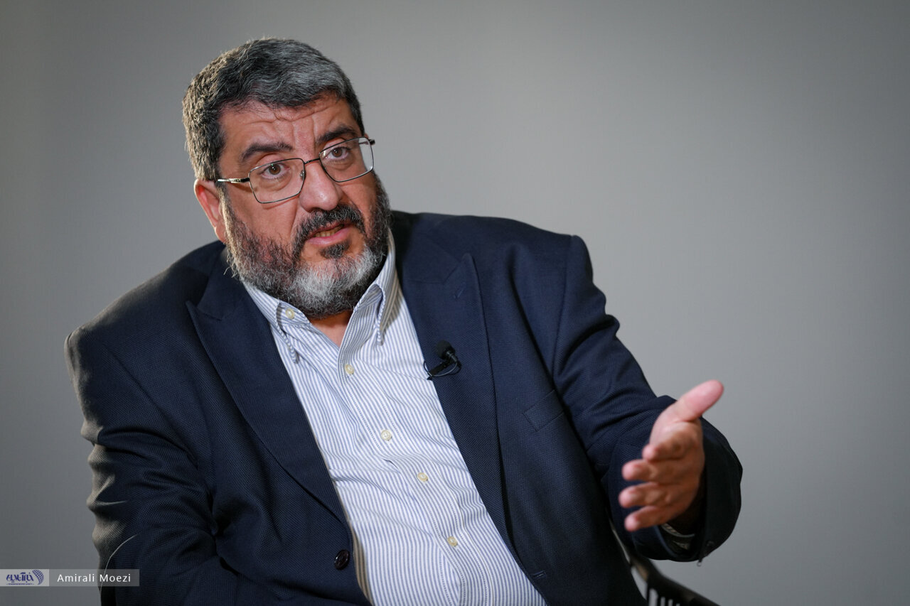 محسن رضایی لباس عوض کند یا فواد ایزدی؟ / رضایی در جبهه بود شما ۲۴ سال در آمریکا!