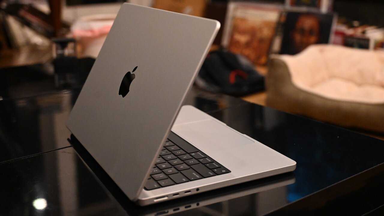 ببینید | ابتکار بینظیر استیو جابز برای معرفی MacBook Air؛ وقتی کل سالن شوکه شد!