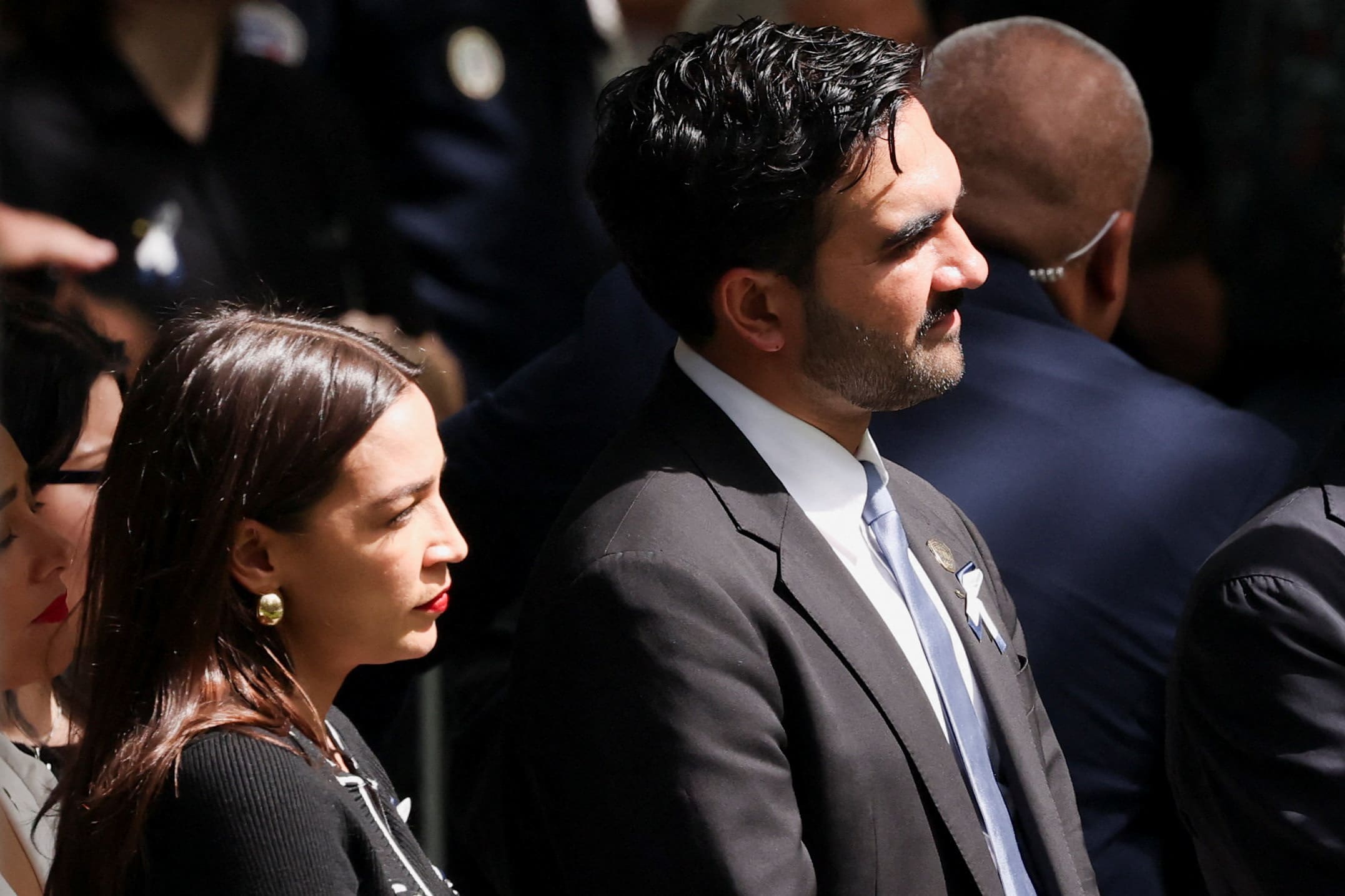 ممدانی، AOC پس از اینکه در مراسم یادبود 11 سپتامبر در حال خنده ظاهر شد، واکنش شدیدی را برانگیخت