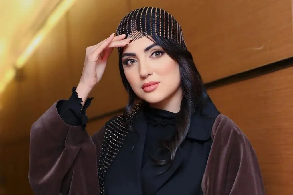 ژست گرفتن عجیب هلیا امامی در یک مراسم