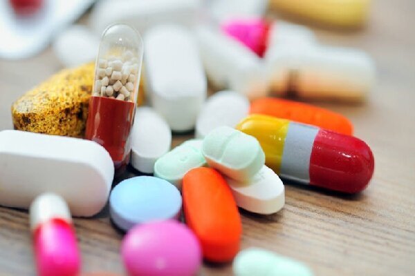 راستیآزمایی | آیا خوردن قرص با چای، قهوه یا نوشابه بهجای آب خطرناک است؟