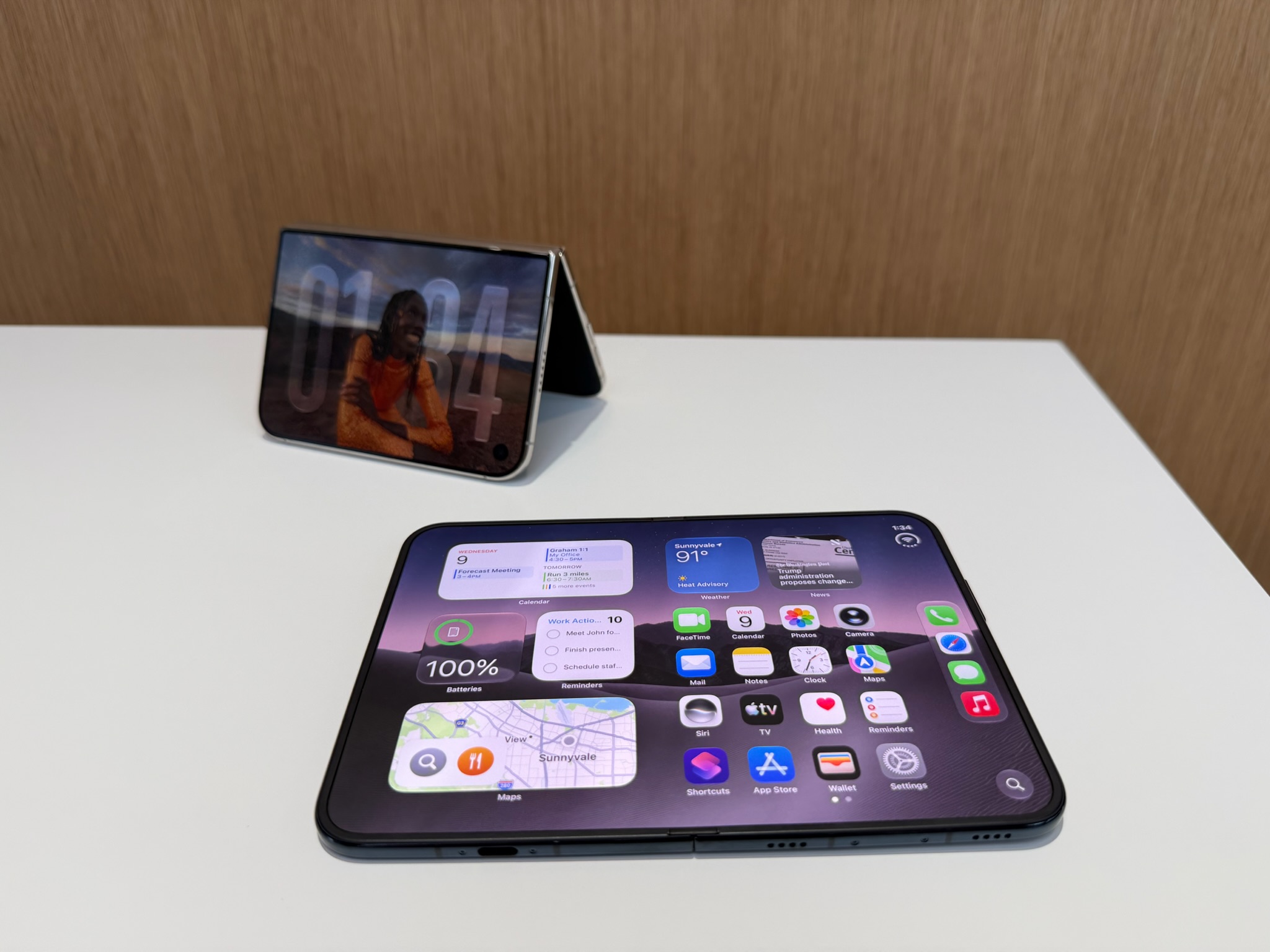 iPhone Duo در مقابل Galaxy Z Fold 8 Ultra: تاشوهای برتر اپل و سامسونگ با هم مقایسه شدند