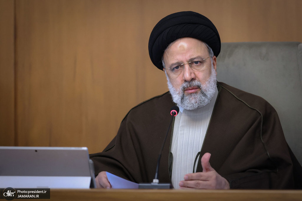 شهید رئیسی خودش آمد دم در اداره ثبت احوال و به مسئول اداره گفت بیا پایین و برای فرزند این فرد شناسنامه به نام مسیحا صادر کن